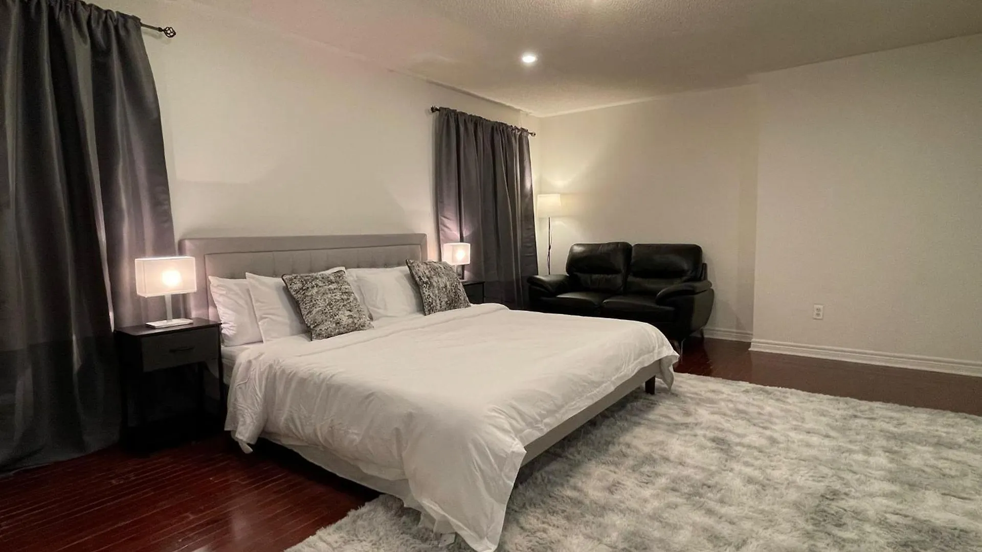 Spacious Detached House In Mississauga Holiday home
