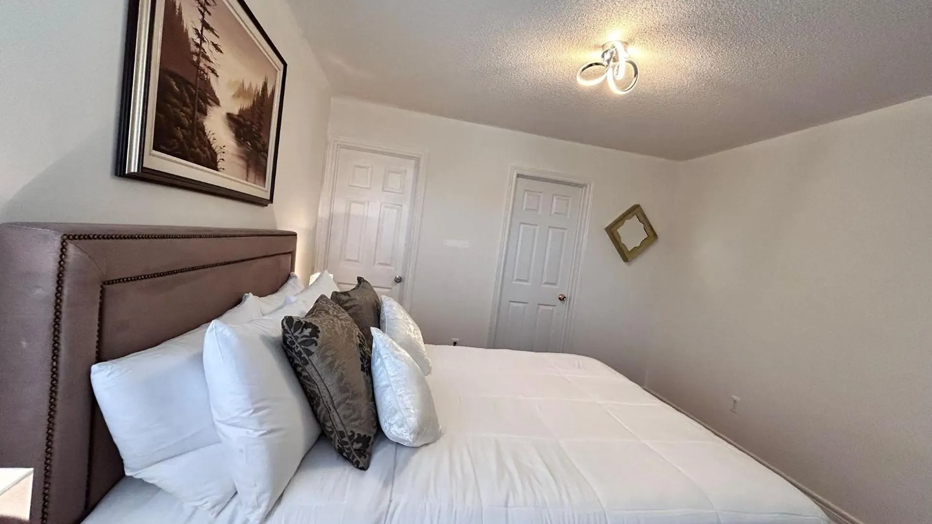 Spacious Detached House In Mississauga