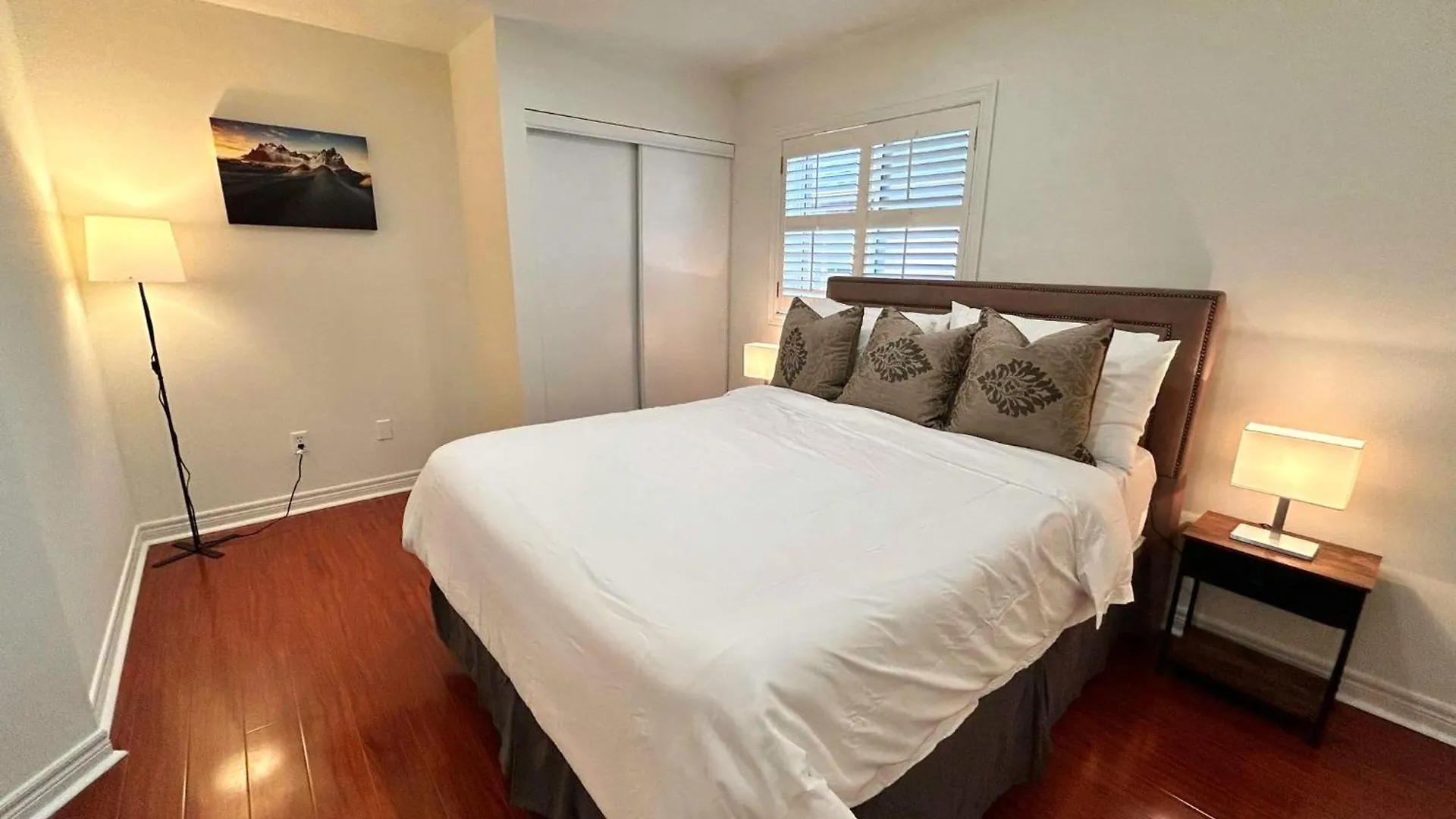 Spacious Detached House In Mississauga 0*,